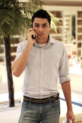 Gabriel Campaner na Daslu, em 2008, falando ao celular