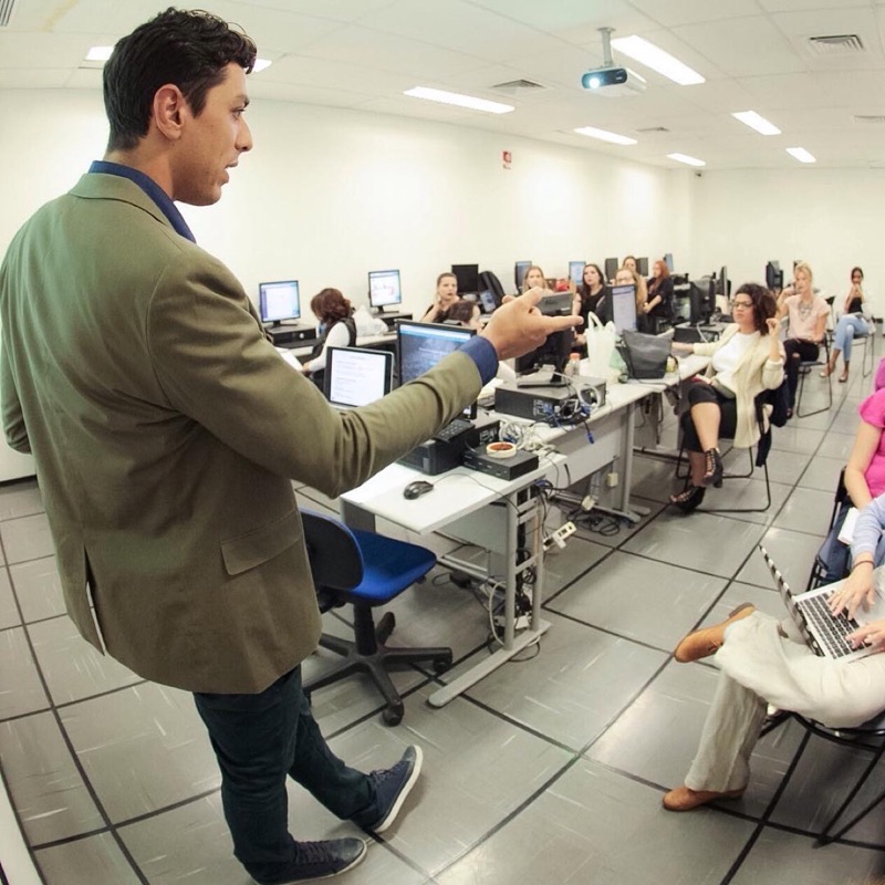 Foto de arquivo: Estreia como professor na FAAP, com a sala cheia