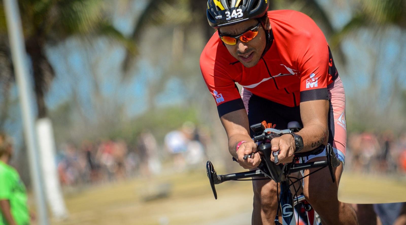 Gabriel Campaner pedalando no Ironman 70.3 do Rio de Janeiro