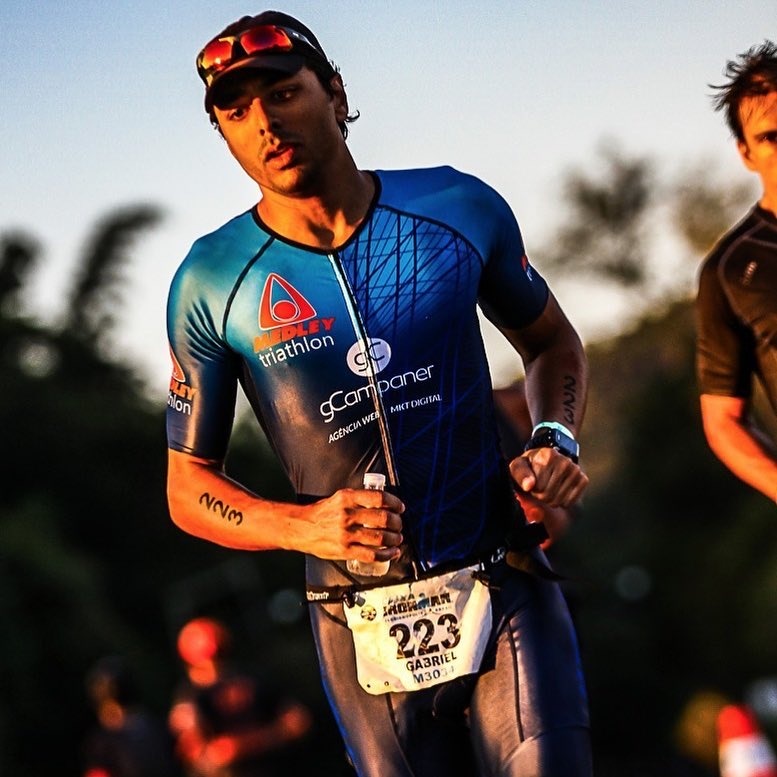 Gabriel Campaner no km 30 da maratona do Ironman Brasil, em 2018